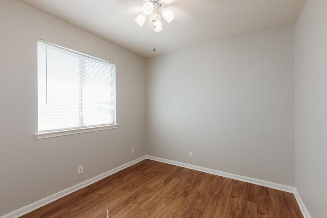Building Photo - 704 Red River Ln