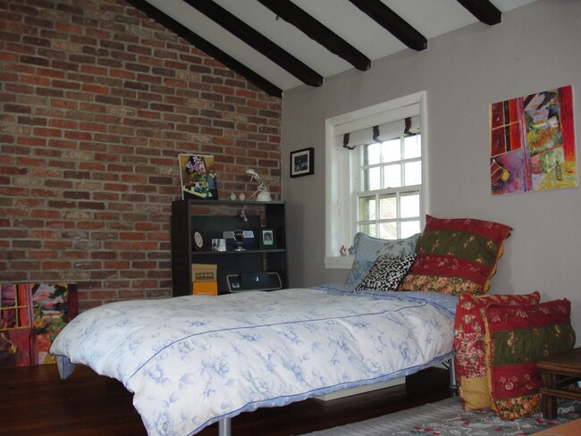 3rd Floor High Ceiling - Spacious - 2409 Panama St