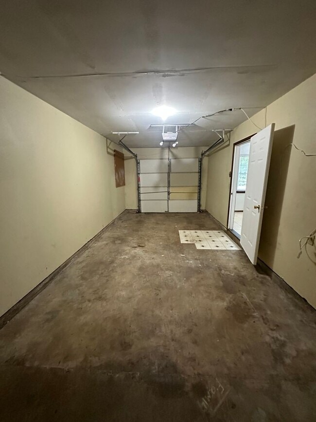Building Photo - 3 Bed, 1 1/2 Bath, 1 Car Garage