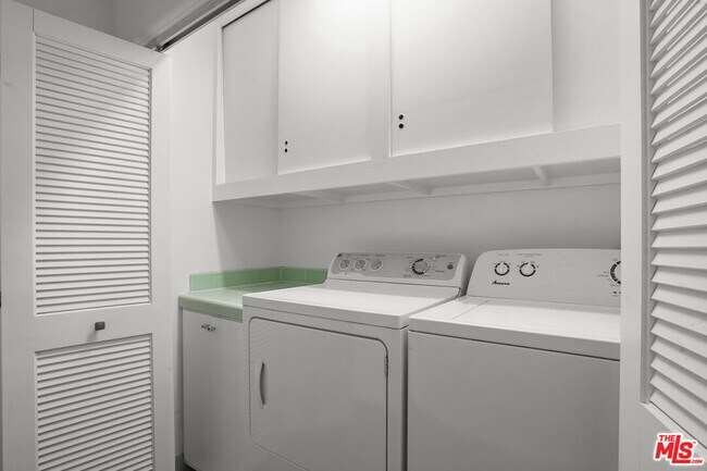 Building Photo - 1850 San Jacinto St