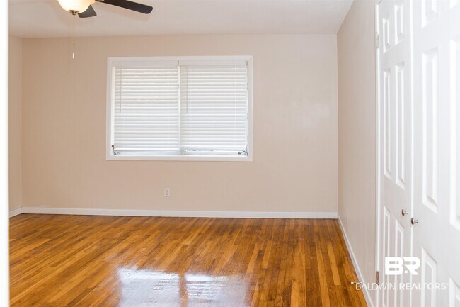 Building Photo - 7099 Pinehill Rd