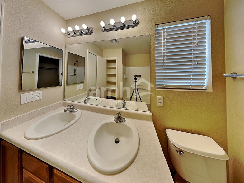 Building Photo - 6913 S Goshawk Dr