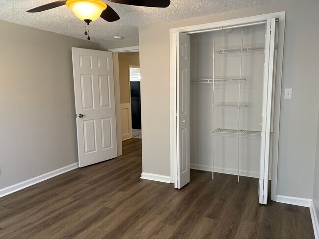 Building Photo - 3 Bedroom, 1 Bathroom House in Eden!