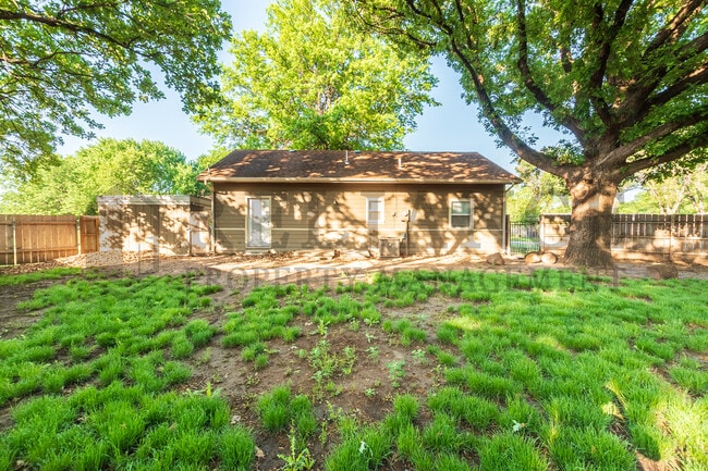 Building Photo - 300 W Breese Ave