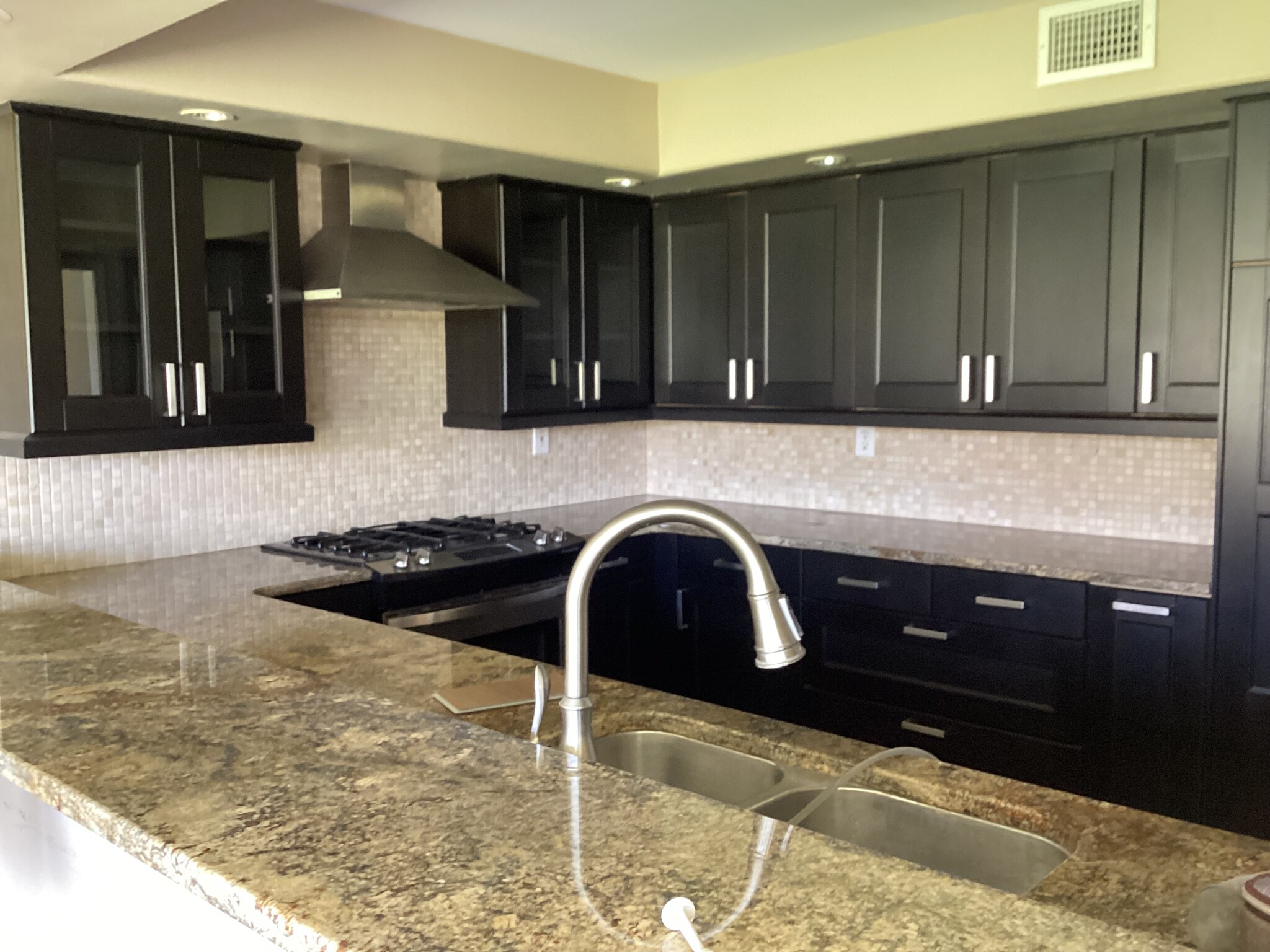 Building Photo - 2556 Navarra Dr