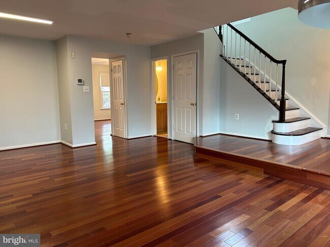 Building Photo - 46706 Bullfinch Square