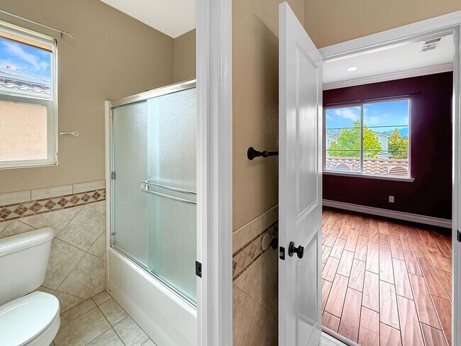 Building Photo - SD: Spacious 5B/4BA Home with Private Patio, Backyard & Soaking Tub