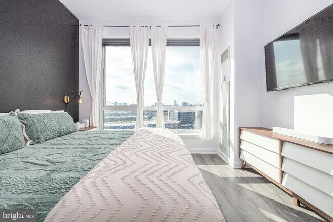 Building Photo - 901 N Penn St