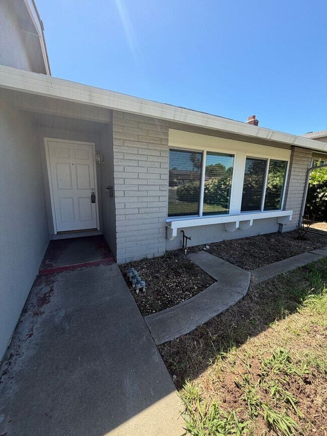 Building Photo - 4 Bed / 2 Bath | Rosemont Single Family Home Available