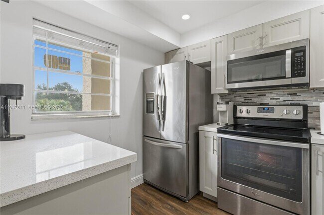 Building Photo - 9340 Lagoon Pl