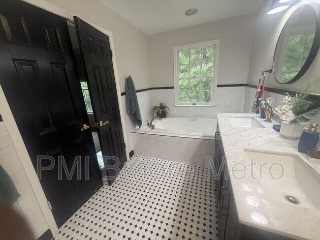 Building Photo - 906 Hidden Moss Dr