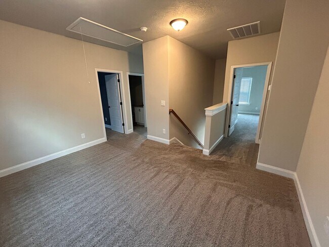 Building Photo - 204 Pebble Ln
