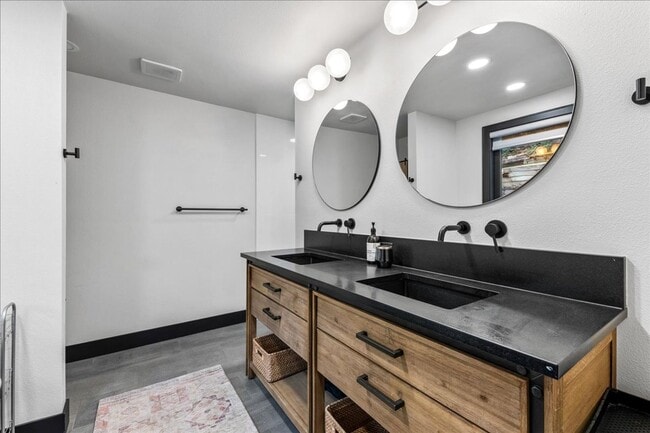 Building Photo - Fully Furnished Luxury Executive Rental