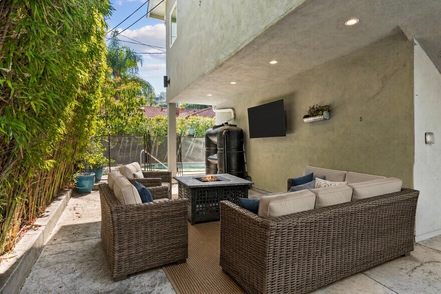 Side Yard - 4242 Van Nuys Blvd