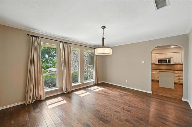 Building Photo - 4213 Village Green Dr