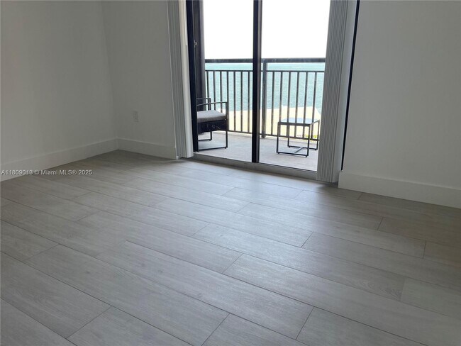 Building Photo - 540 Brickell Key Dr