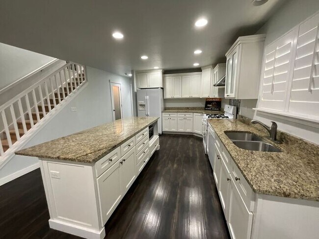 Building Photo - 4 bdrm 3 bth Home 2 Car Garage- Small Dog ...