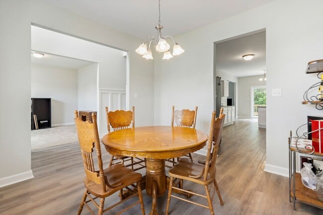 Building Photo - READY NOW! Spacious 5 bedroom w Bonus & 3.5 Bath Two Story Home on Cul-de-sac