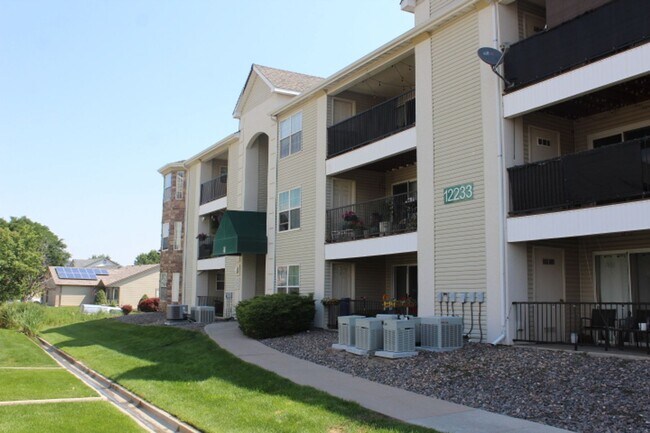 Primary Photo - Stunning 3rd Floor 3 BR/2 BA Littleton Con...