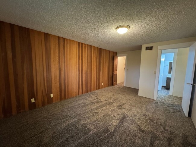 Building Photo - 2 Bedroom in Great S. Eugene Location