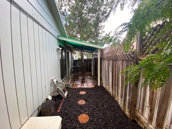 Building Photo - Charming Sparks Duplex - Yard/Garage/Centr...