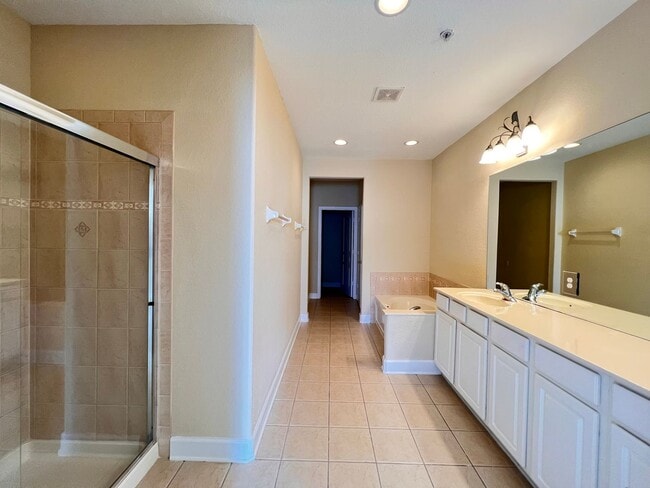 Building Photo - Great townhouse -  available now!