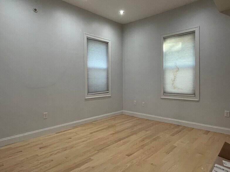 Building Photo - 146 Columbia St