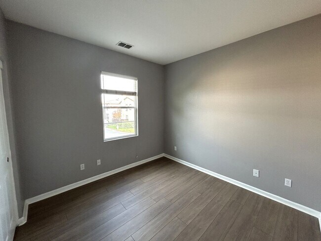 Building Photo - Spacious Elk Grove Townhome!!