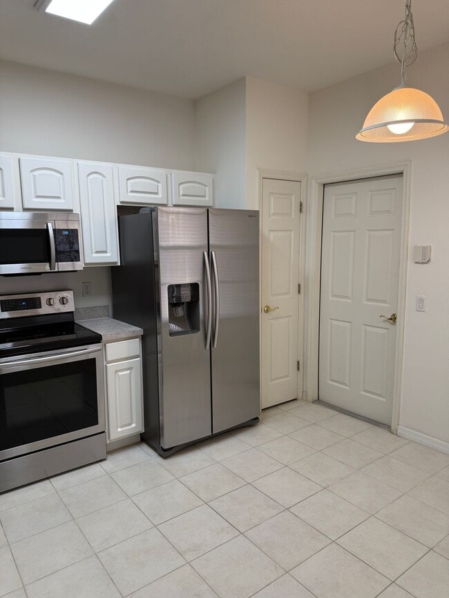 Building Photo - Spacious 2 Bedroom, 1.5 Bath Townhouse For Lease