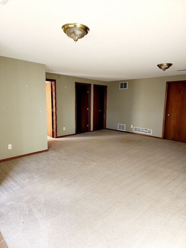 Building Photo - West Side Duplex - $300 off 1st Month !!