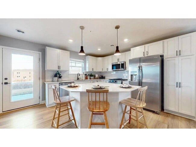 Building Photo - 23310 Amber Dr