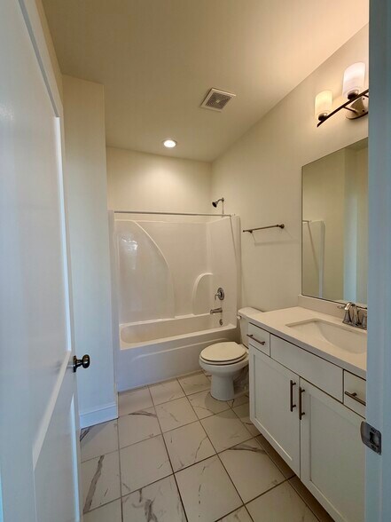 Building Photo - 1747 Stone Hedge Dr NW