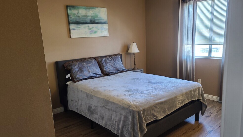 queen bed - large room - 7831 Camino Noguera