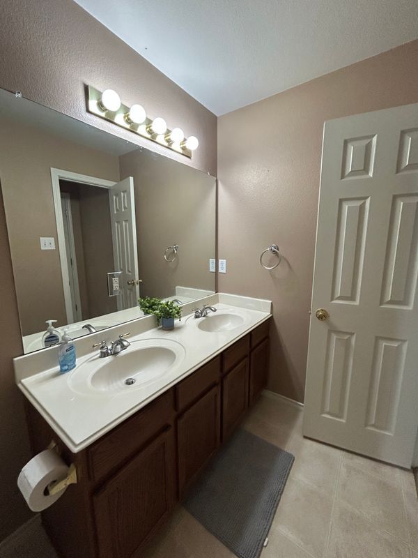 Building Photo - 753 Bridle Trail