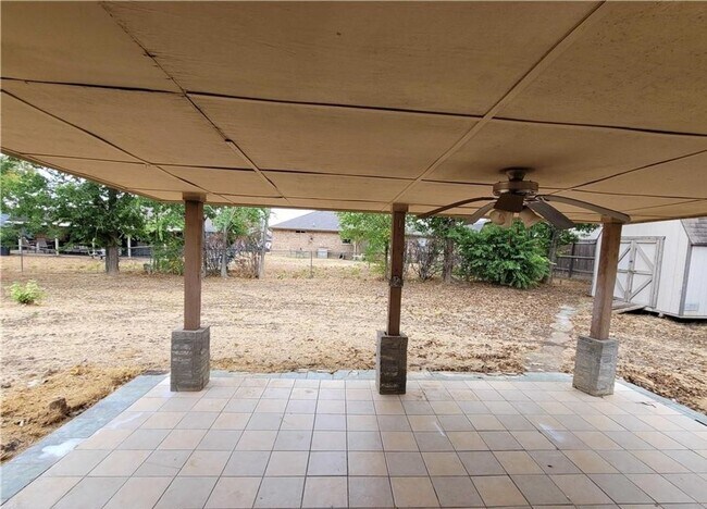 Building Photo - Upgraded 3 bedroom 2 bathroom home!  HOUSING ACCEPTED!