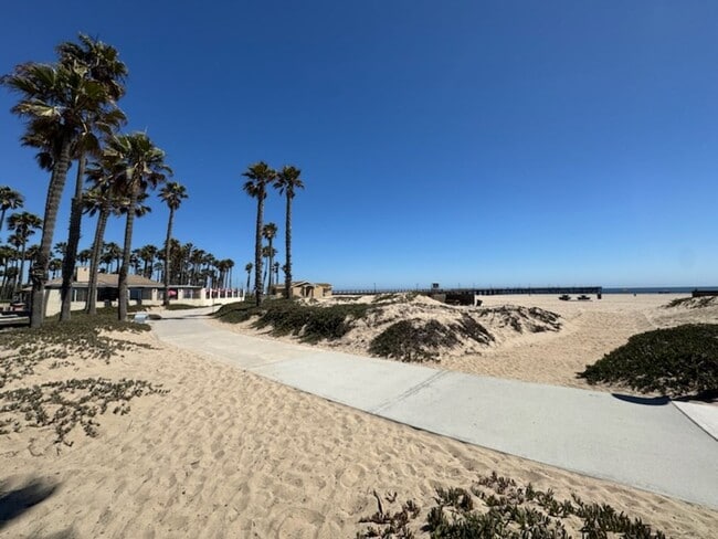 Building Photo - Three minutes from the beach!
