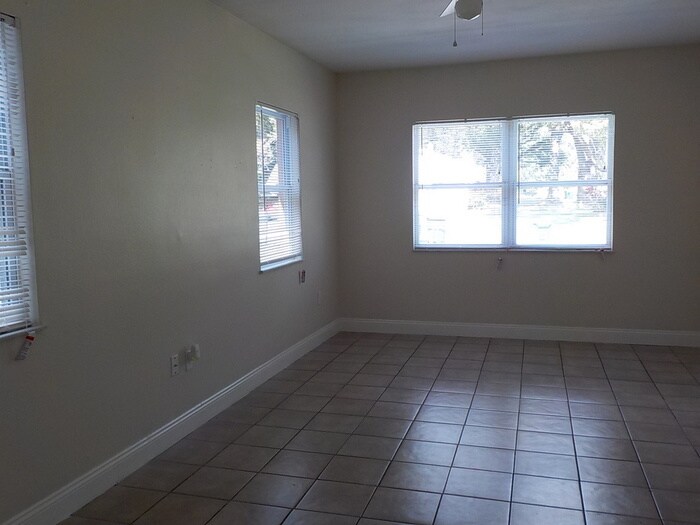 Building Photo - 441 S Elm Rd