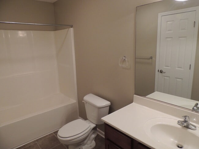 Building Photo - 3 bed, 2 bath, 2 car garage townhouse w/ bonus room in West Knoxville