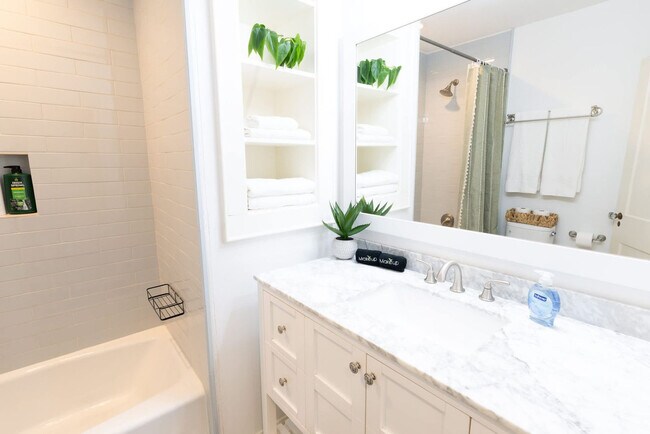 Building Photo - 725 Peddie St