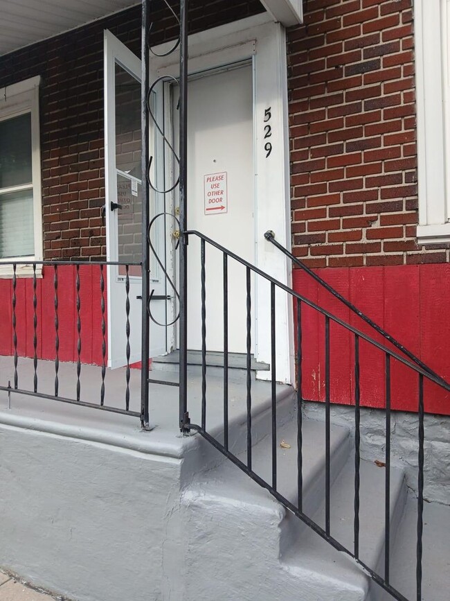 Building Photo - 529 York St