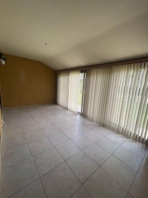 Building Photo - 725 Sunny Pine Way