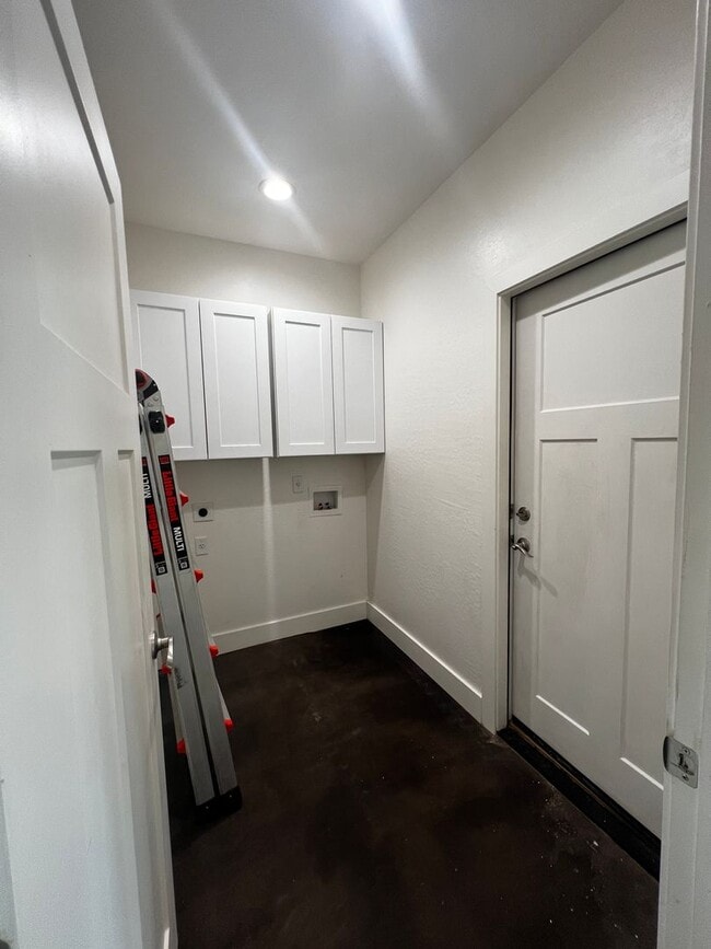 Building Photo - 3 bed/2 bath House with private Hot Tub