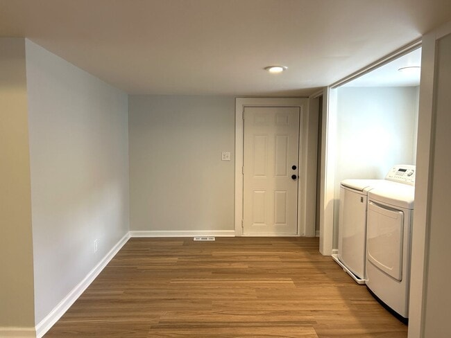 Building Photo - Cute Meadowview Bungalow; 3/1.5 Right in T...