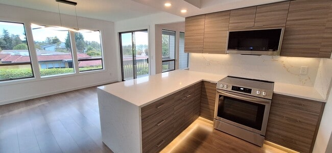 Building Photo - Luxurious 2-Bed, 2-Bath Condo with Spectacular Views and Designer Upgrades in Kirkland!!
