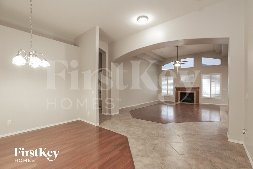 Building Photo - 1027 W Samantha Way