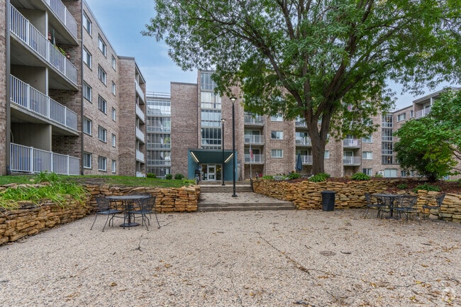 Courtyard/Patio - River Bluff Apartments