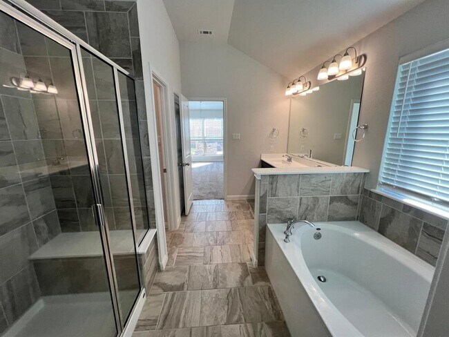 Building Photo - 528 Elm Green St