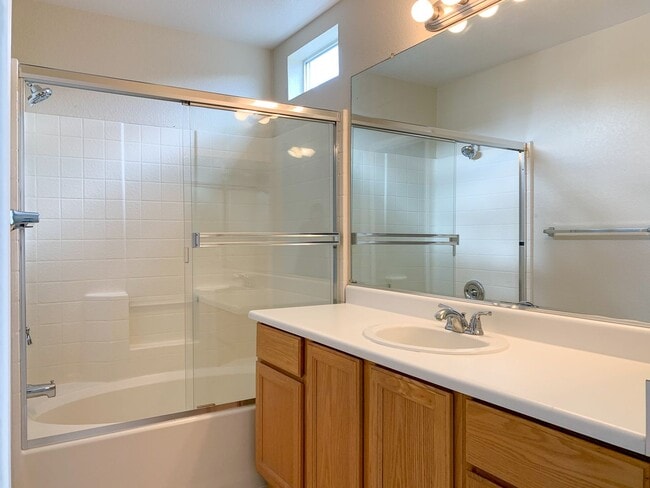 Building Photo - Lovely Bright and Spacious Two Bedroom Tri-Level Condo