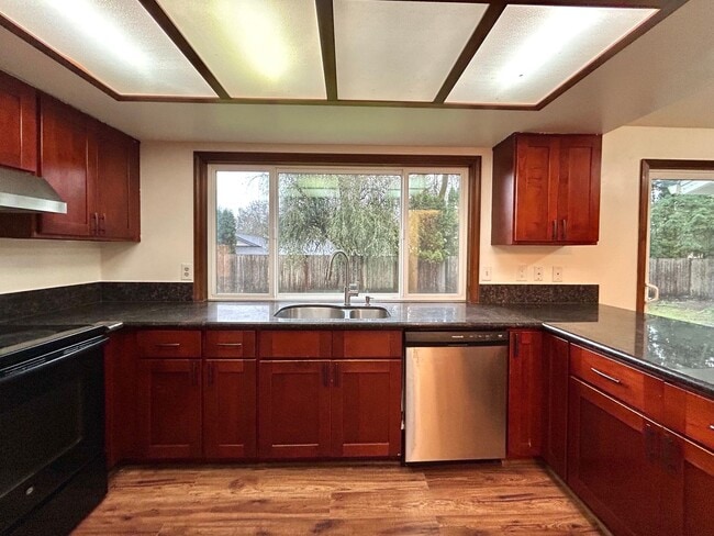 Building Photo - Timeless 5 Bed, 2.5 Bath Home - SW Beaverton