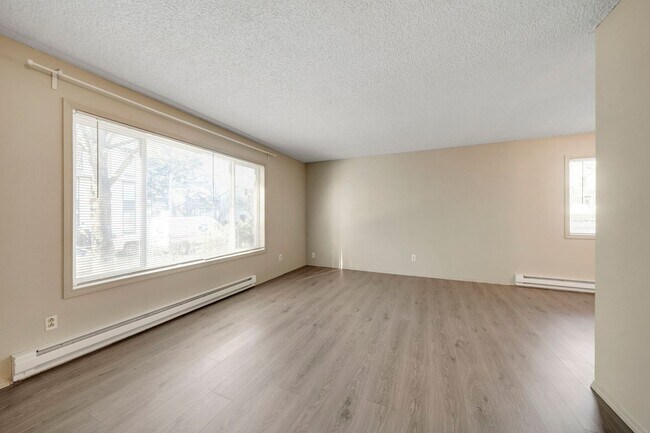 Building Photo - Charming 1-Bedroom in Portland’s Sullivan’s Gulch – MF 29 – NE 21st Ave